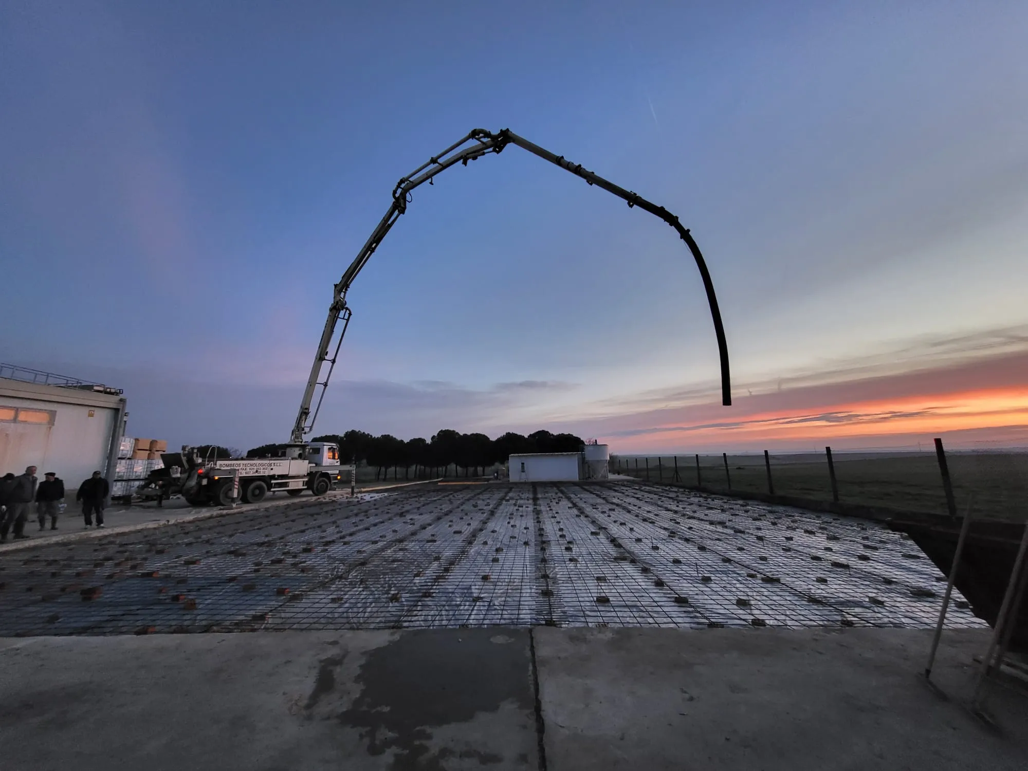 Bombeo de hormigón al amanecer para losa industrial en Toledo