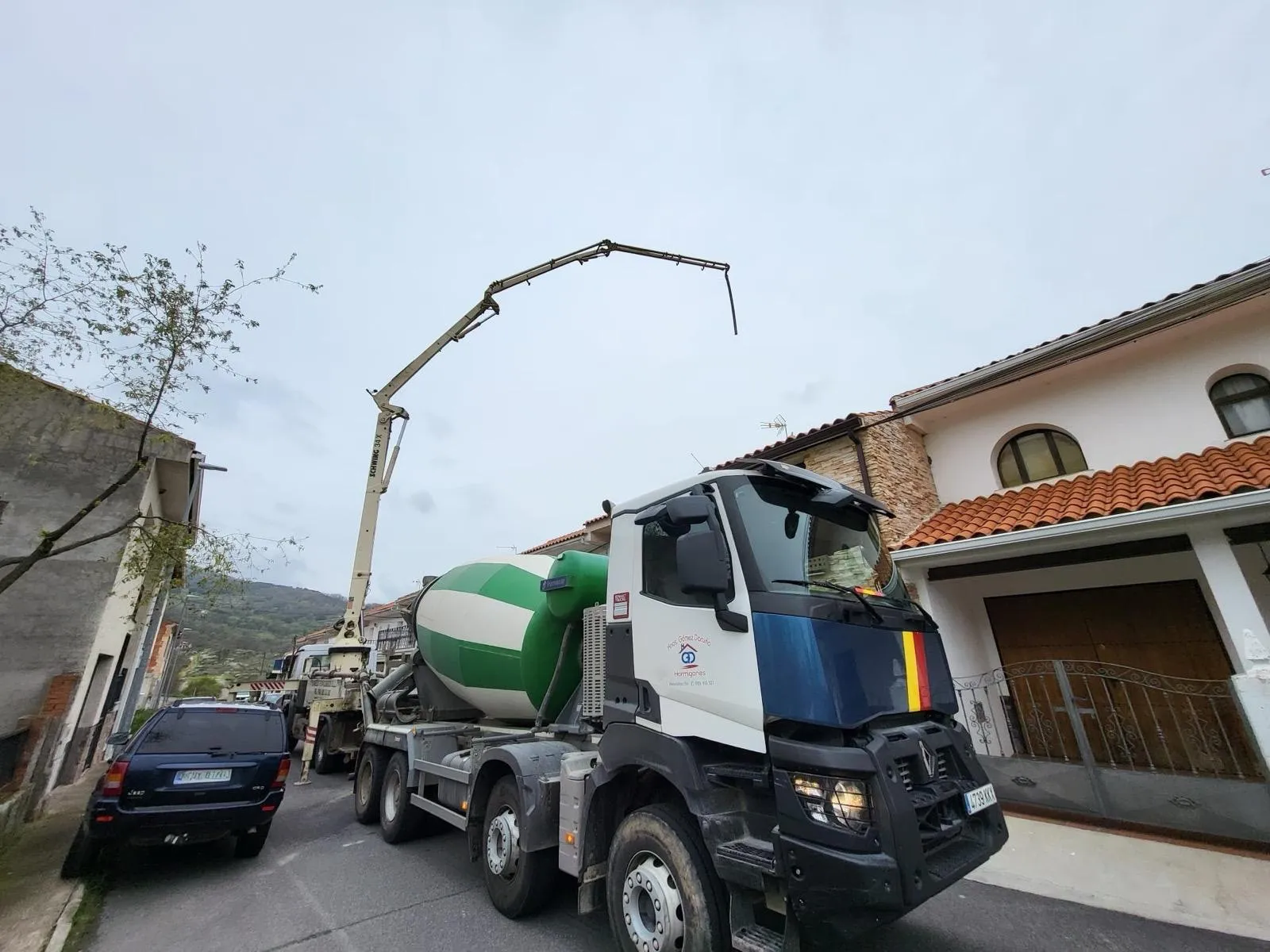 Servicio de bombeo con camión hormigonera en zona residencial de chalets en Toledo