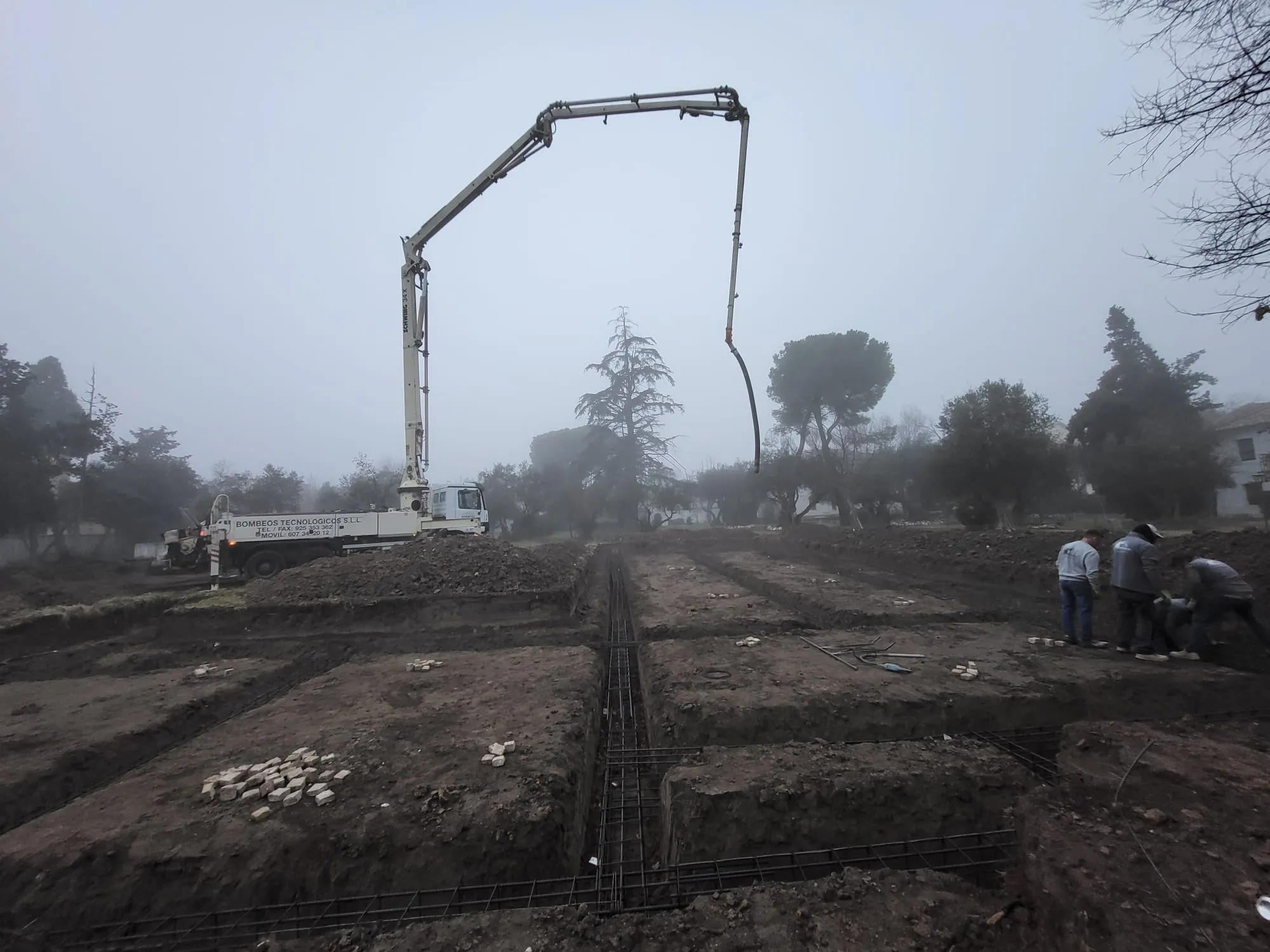 Bombeo de hormigón con niebla en zona rural de Toledo